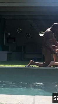 Lumacarie dikongkek di kolam renang