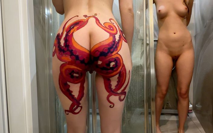 Panties Queen: 继妹在直播中拍摄自己洗澡，以显示巨大的章鱼屁股纹身