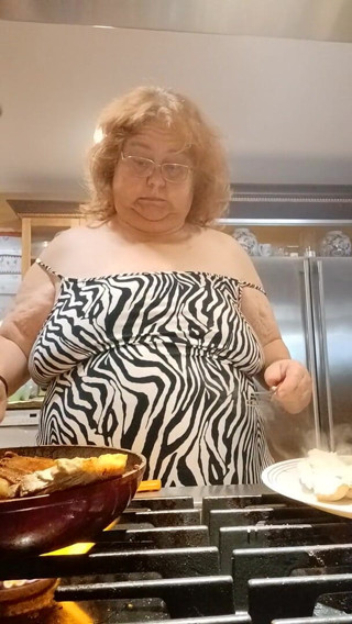 BBW nurse Vicki adventures with friends: Приготовление свиных отбивных на ужин и засвет, как я готовлю