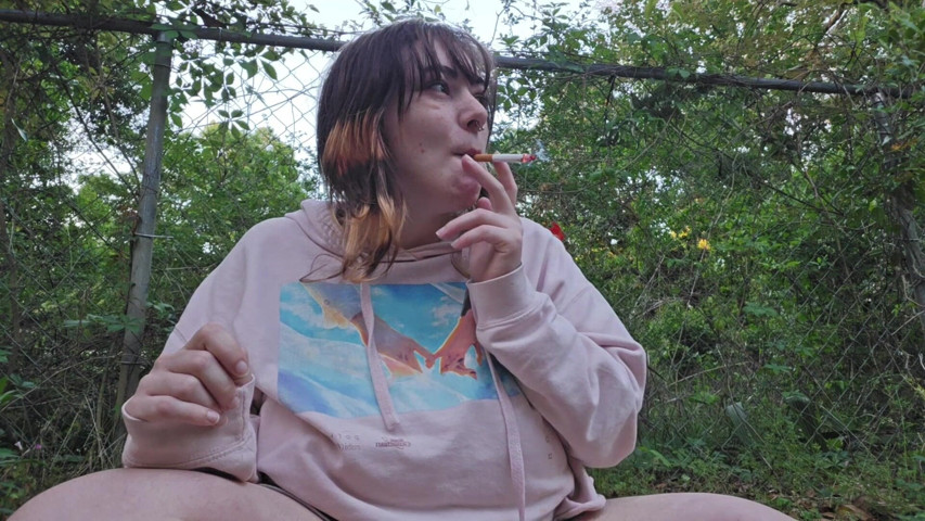 Smoking and Teaseing My Neighbors (Mushroombitchx)