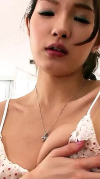 Ragazzina magra asiatica sorpresa a masturbarsi e riceve un pompino