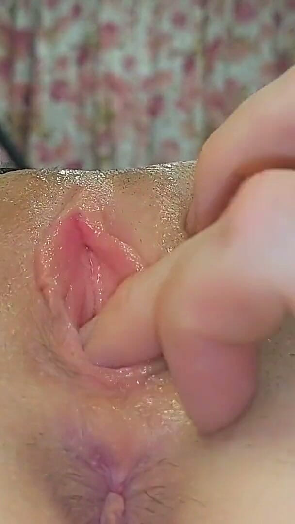 Squirt_orgasm_69: Fratele vitreg îmi linge cu lăcomie pizda cu limba lui aducându-mă...