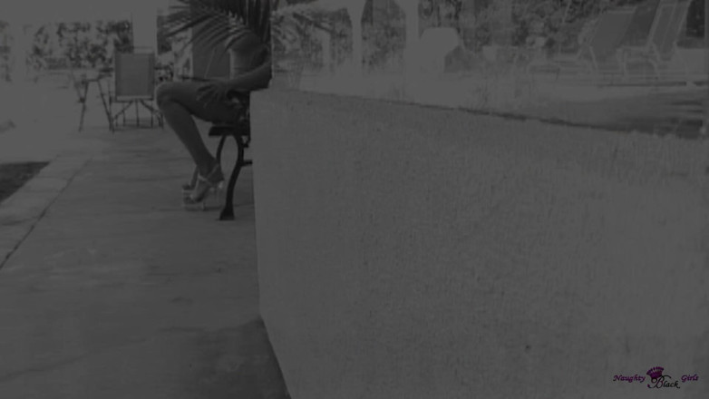 Naughty Black Girls: Anal aşık Desiree Diamond iki beyaz adamın çifte penetrasyon ırklararası çağrısına cevap veriyor