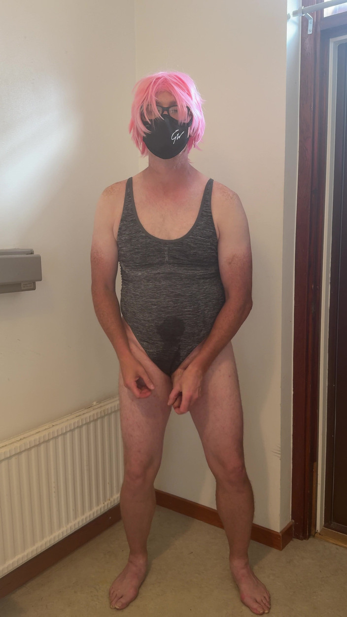 Julia Trans: Шлюха в розовых волосах мастурбирует, кончает и смачивает себя