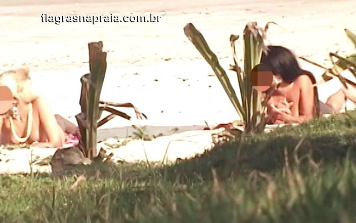 Amateurs videos: Wspaniała blondynka i brunetka opalają się nago na plaży brazylijskiego...