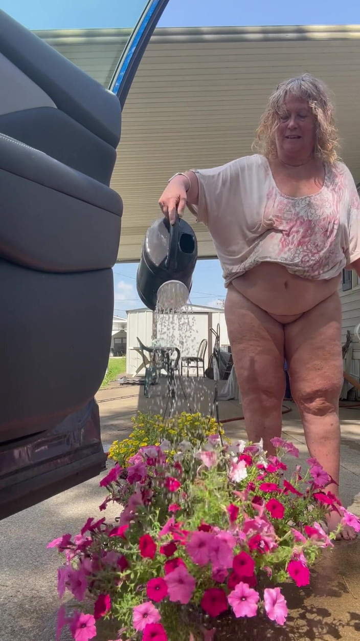 Big Ass 4 U: Des fleurs arrosent exhibent leurs seins et leur cul