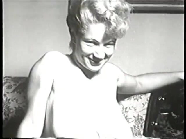 Old Good Porn: Прыгучая крошка Virginia Bell в саду модели, ее обнаженное тело