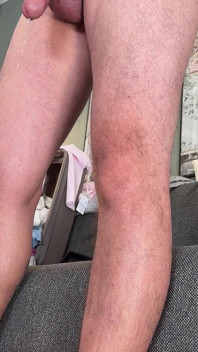짧은 흰색 치마를 입은 핫한 섹시한 테니스 소녀가 팬티를 입고 큰 가슴에 사정할 수 있는 핸잡을 해주다