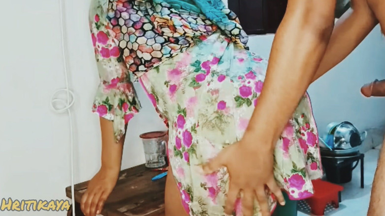 Hritikabby: 可爱的女孩展示胸部和手淫热门视频