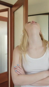 Linda rubia hermanastra es atrapada y follada