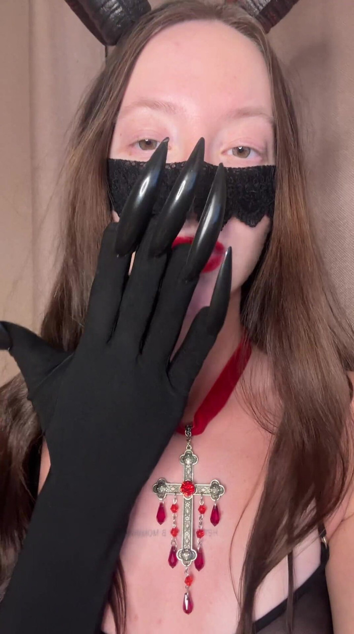 Skinny_lady69: İblis yarağına ayakla mastürbasyon yapıyor