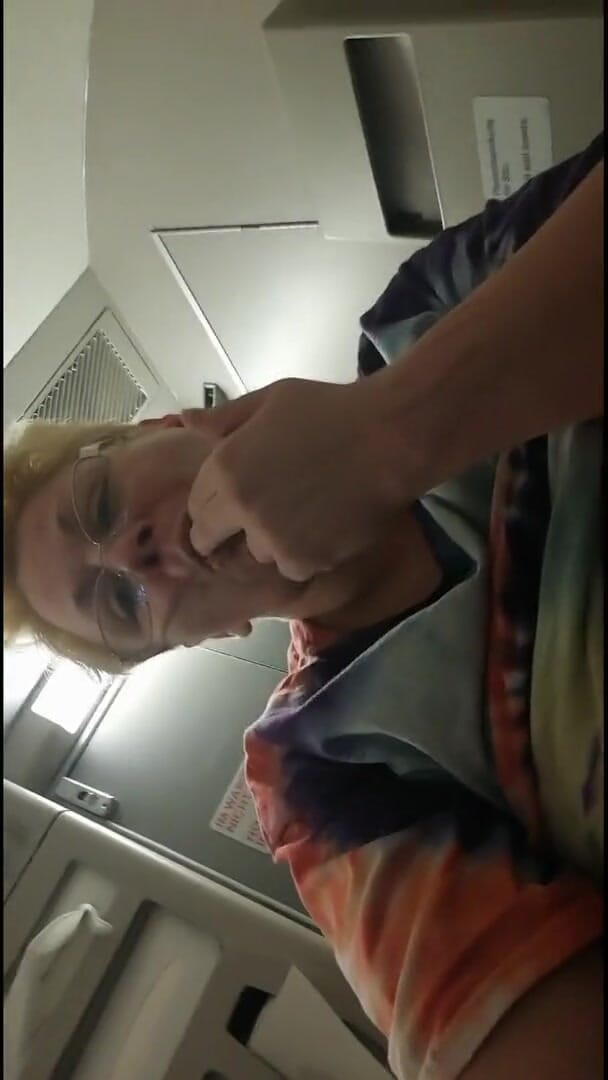 Putarankahotmilf: Chcaní a prstění na toaletě v letadle