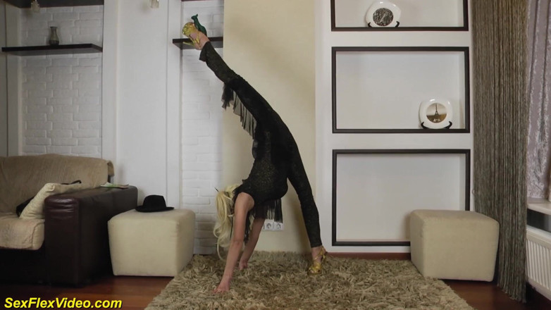 Sexflex video: Sexy long leg dancer shows hot naked splits