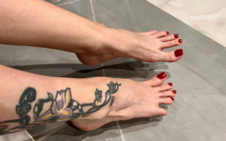 Spit on Bare Feet with Long Toes (Julia domaina)