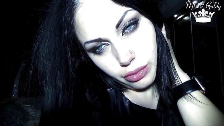 Goddess Misha Goldy: Xuất tinh bên trong cổ họng của phù thủy gợi...