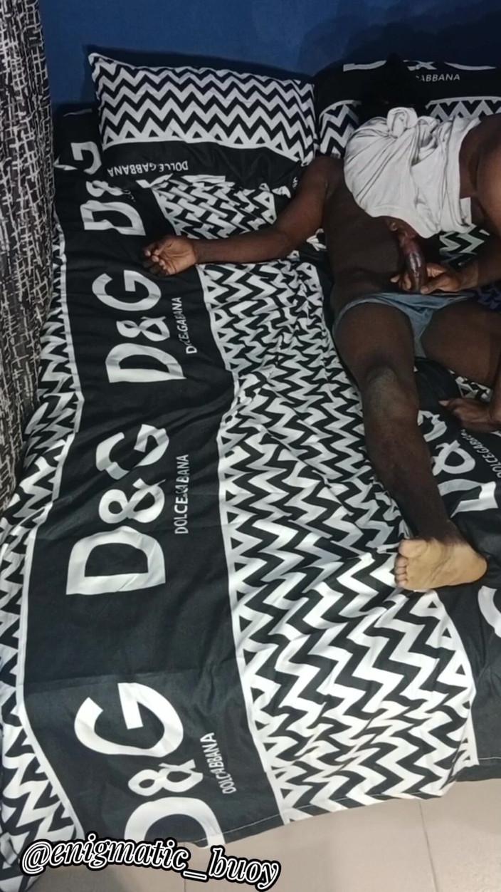 Enigmatic Buoy: Aku mergokin abang tiriku lagi bereksperimen sama sahabatnya sendiri!