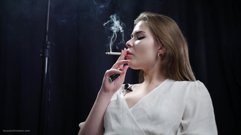 Russian Smokers: Ruská blonďatá kočička kouří v bílé blůze