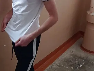 Masturbare la intrarea unui tip