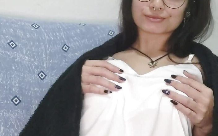 Lunah Blanc: Kalter tag ruft zur masturbation unter den deckhüllen - weißer mond