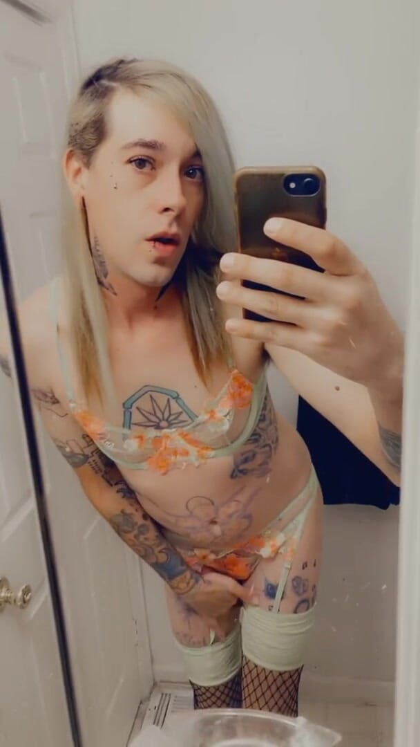 CarmenMelatonin: Sexy Bikini Babe wants to suck you off