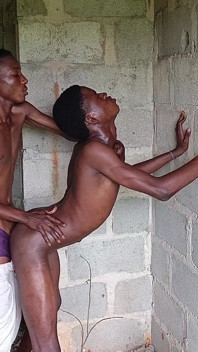 Dwa honey twink jebanie na zewnątrz został złapany przez ulicznych bandytów