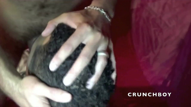 Crunch Boy: Latin ikiz gırtlağına kadar meraklı Arap tarafından sikiliyor