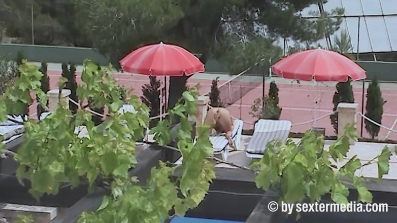 Sextermedia by Pete: Bionda Matura Filmata Di Nascosto in Giardino