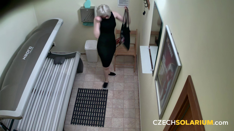 Czech Solarium: Czech Solarium 323: Blonde Memakai Pertunjukan Solarium yang gatal