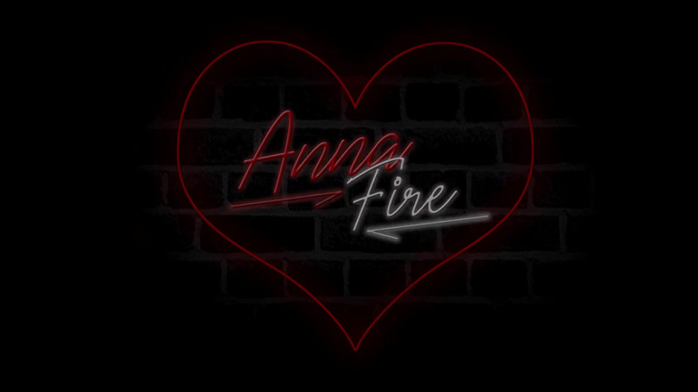 Anna Fire: Горячая милфа писает на природе. Золотой дождь