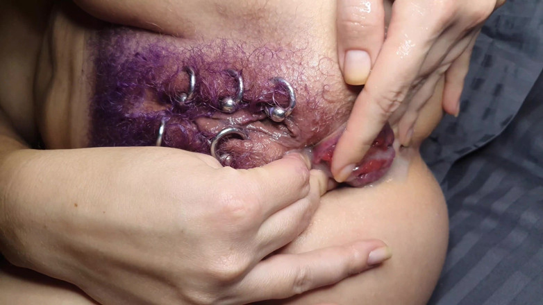 Dirty Molly: Púrpura De Color Peludo Coño Perforado Obtener Anal Fisting Squirt