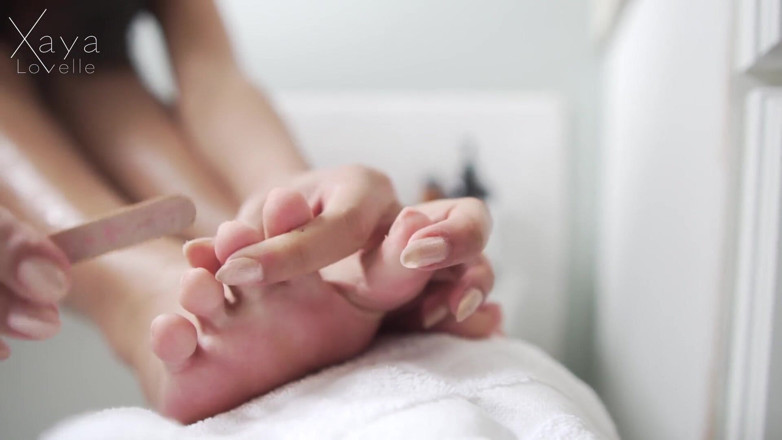 Xaya Lovelle: Close-up pretty pedicure