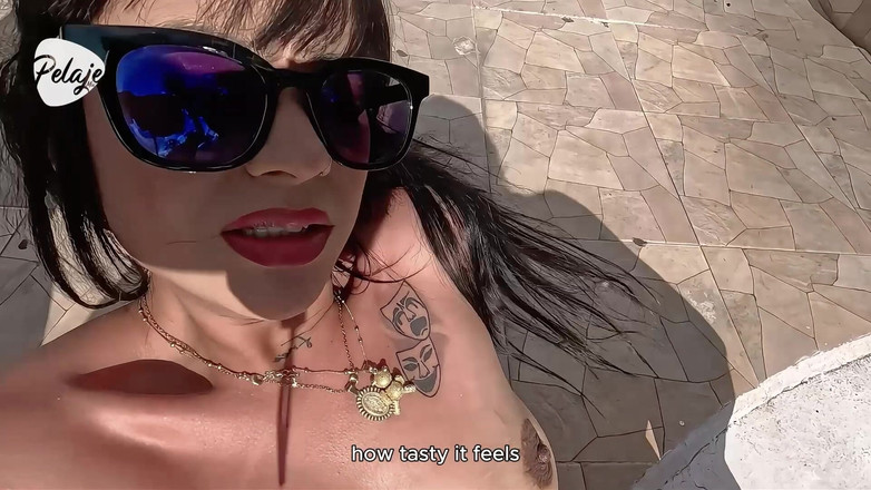 Pelaje mix: 一位悲伤的拉丁裔女子发现了一位美人鱼，决定含着他的阴茎并与他发生关系。