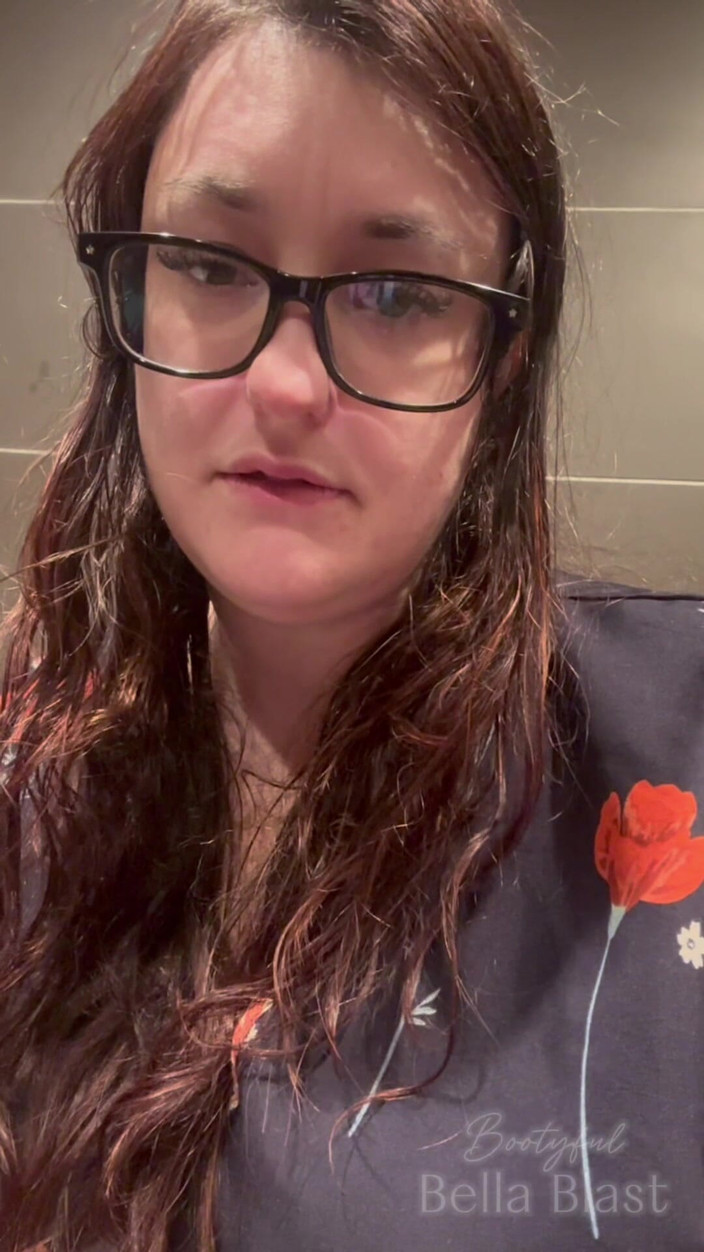 BellaBlast: Bbw contatto occhi scoregge in bagno e aratri intimo punto...