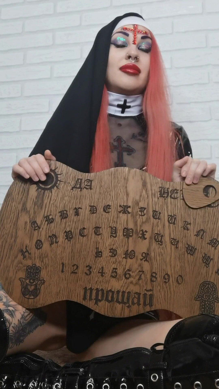 RedFox: Black Widow witch fickt sich in den arsch und masturbiert,...