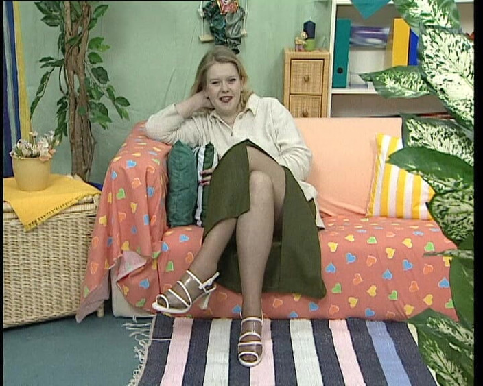 YOUR FIRST PORN: Mollige julia wichst sich zweimal gluecklich - julia happily lagi asik...