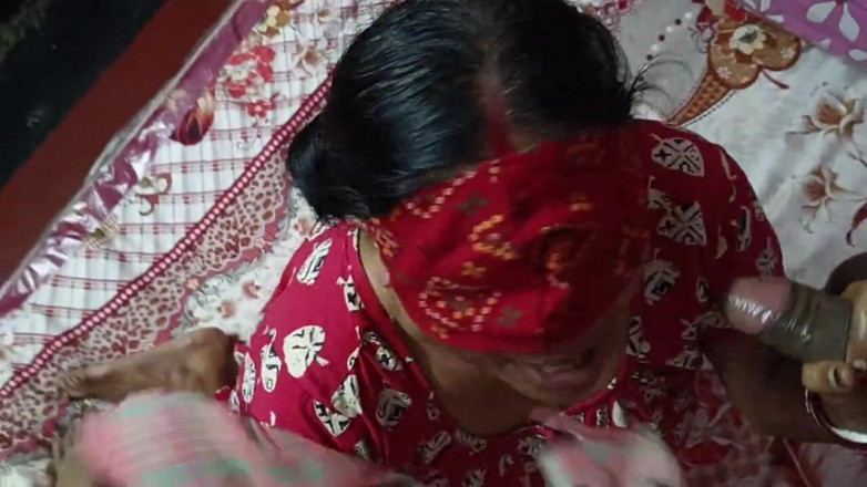 bengalihousewife: Indische bengalische hausfrau boudi lutscht doppelten schwanz