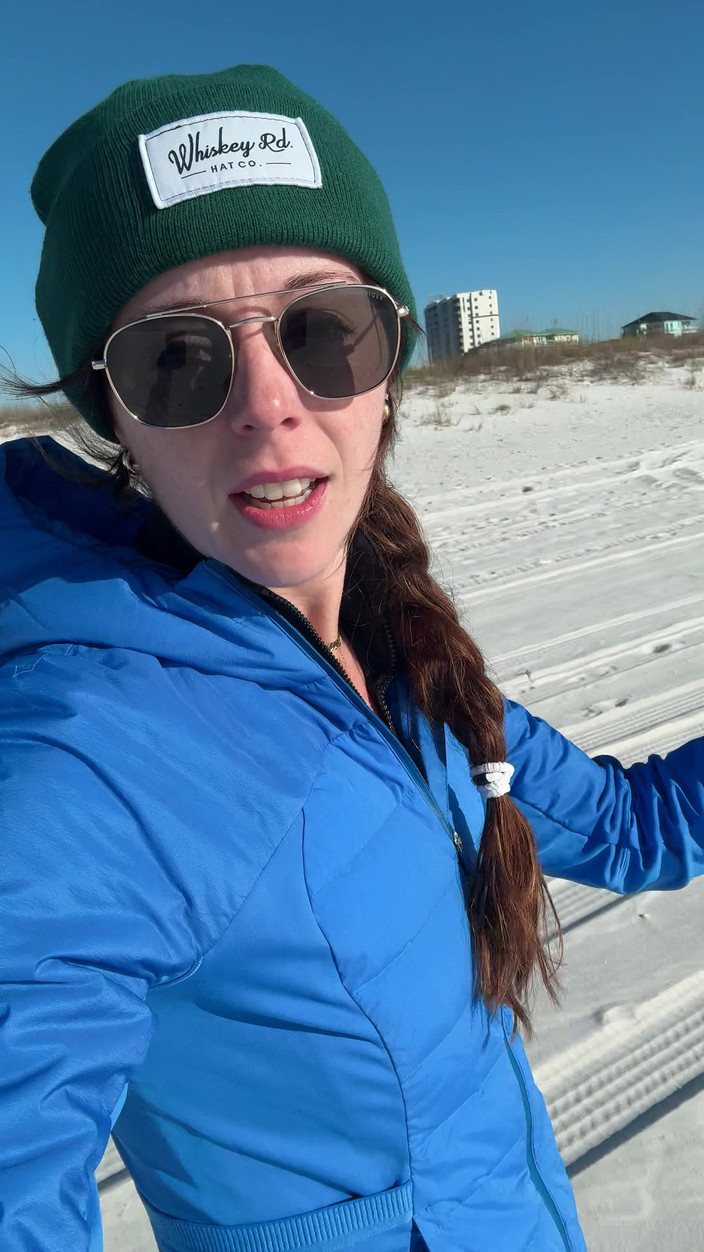 Nadia Foxx: Caminhar na praia pede um orgasmo rápido!