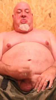 Urso masturba no depósito e quase é pego