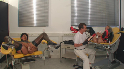Rubber & Clinic Studio - 1ATOYS: 2 резиновые шлюшки - развлечение с фистингом на гинекологическом столе