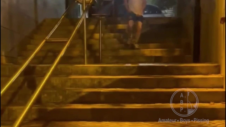 AmateurBoysPissing: Ragazzo Etero Sorpreso a Pisciare in Strada per La Seconda...
