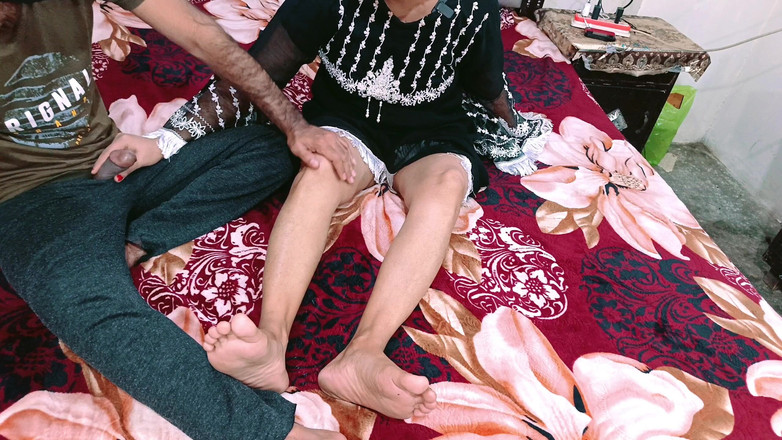 Gullnazkhan: La zia indiana indiana controlla il suo servo come la...