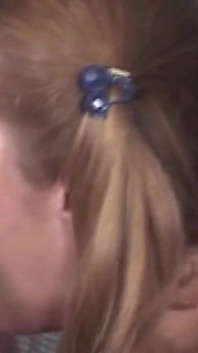 Blonde MILf tränkt feuchte unternasse untern, nimmt schwanz tief