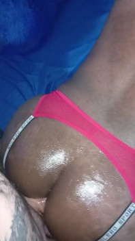 Femboy Hitam Sapukan Minyak Ke Pantatnya Untuk Mendapatkan Kemaluannya Sendirian Di Lubangnya