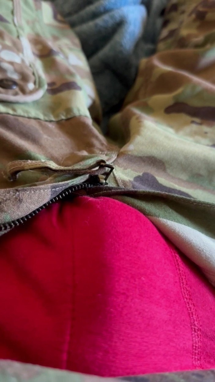 Gay Soldier Stuff: Nadržený us army voják relaxuje po letu s kurákem a...