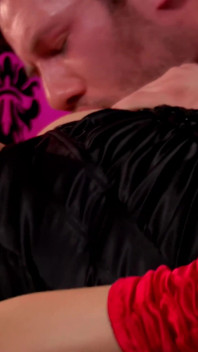 Sexy blonďatá milfka Syren Sexton jezdí na jejích hřebcích, velký bílý péro a dostane velké pusy sperma