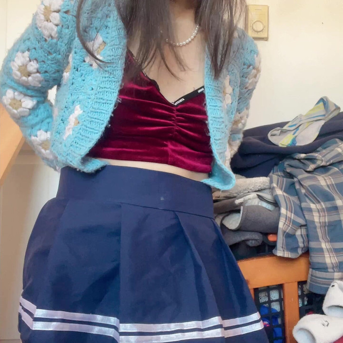 sweethanajapanese: Hana sexy en jupe étudiante, corps, bon cul