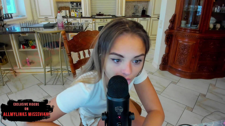 misss_vikki: Asmr College Girl liże mikrofon