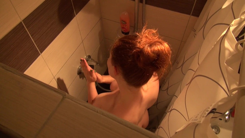 All Those Girlfriends: La formosa ragazza ginger helen viene filmata in bagno