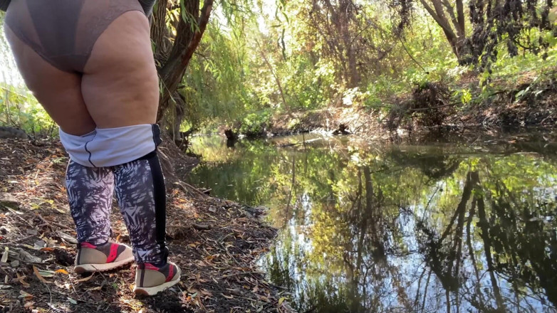 Elena: Une MILF vêtue de legging pisse dans la rivière
