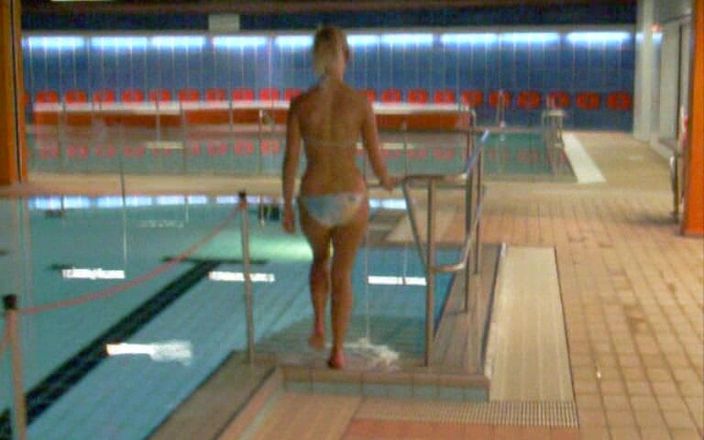 Blondehexe: Teeny Im Schwimmbad